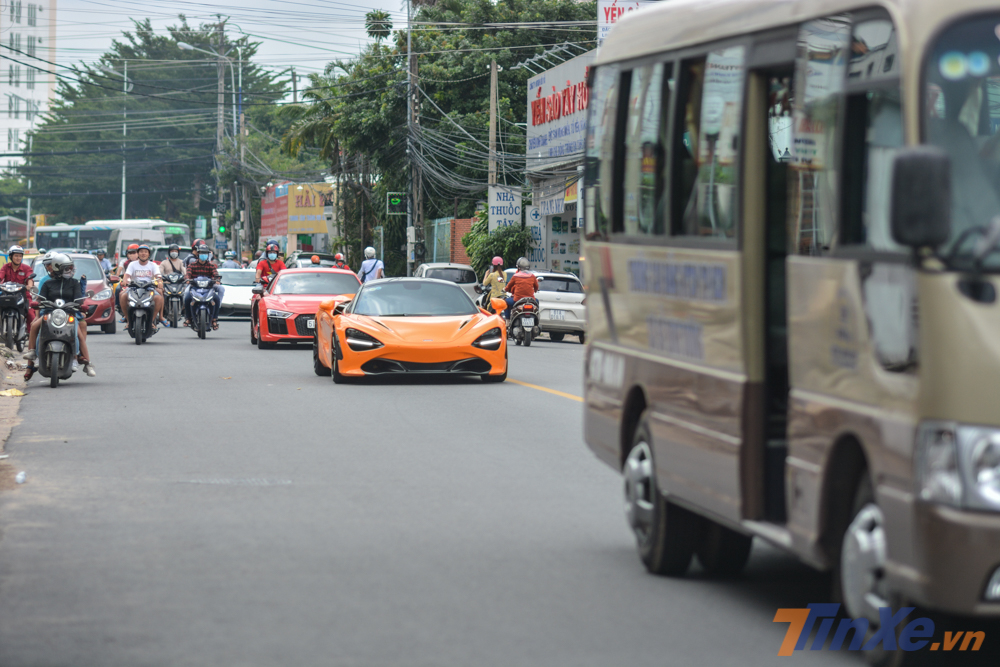 Cường Đ&ocirc;-la l&aacute;i McLaren 720S m&agrave;u cam dẫn đo&agrave;n si&ecirc;u xe xuống nh&agrave; h&agrave;ng của m&igrave;nh ở B&igrave;nh Dương