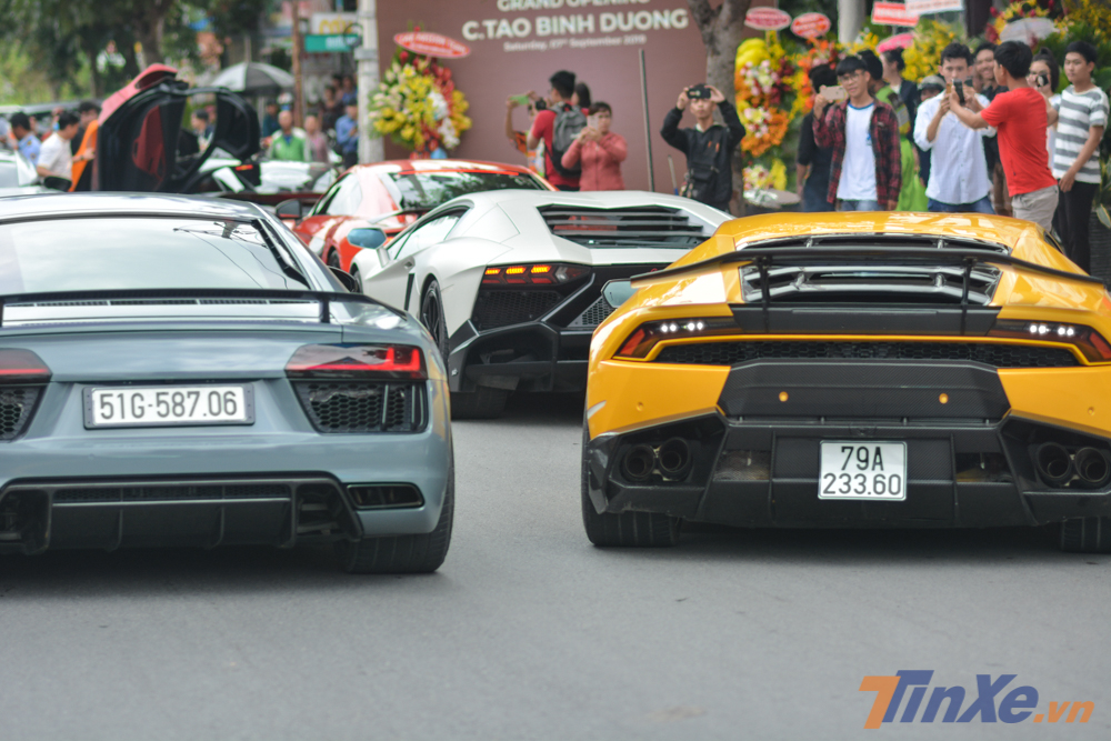 Trong đo&agrave;n c&ograve;n c&oacute; một chiếc si&ecirc;u xe Audi R8 V10 Plus kh&aacute;c nguy&ecirc;n bản mang m&agrave;u đen nhưng đ&atilde; được d&aacute;n đổi m&agrave;u sang x&aacute;m xi-măng