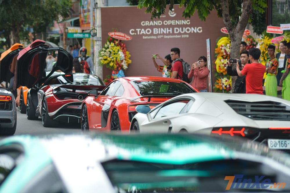 Do d&agrave;n si&ecirc;u xe nối đu&ocirc;i nhau di chuyển th&agrave;nh đo&agrave;n n&ecirc;n c&ocirc;ng t&aacute;c đưa c&aacute;c mẫu xe n&agrave;y v&agrave;o vị tr&iacute; đỗ cần đến hơn 20 ph&uacute;t mới ổn định t&igrave;nh h&igrave;nh