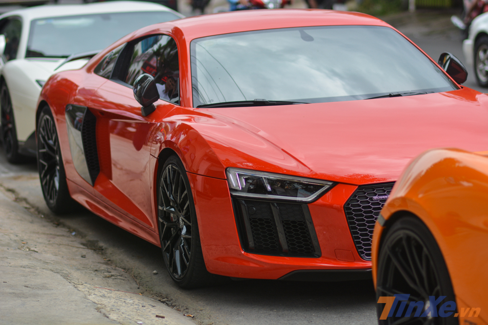 Di chuyển ngay ph&iacute;a sau si&ecirc;u xe McLaren 720S m&agrave;u cam l&agrave; Audi R8 V10 Plus m&agrave;u đỏ