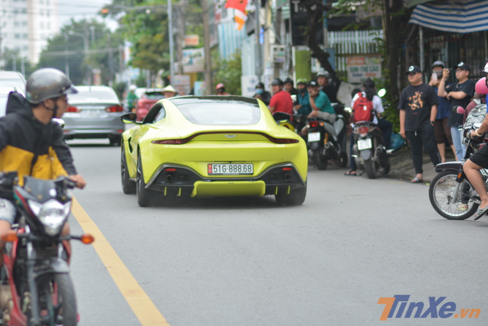 Si&ecirc;u xe Aston Martin V8 Vantage 2018 m&agrave;u v&agrave;ng chanh của doanh nh&acirc;n quận 12 cũng c&oacute; mặt tại B&igrave;nh Dương