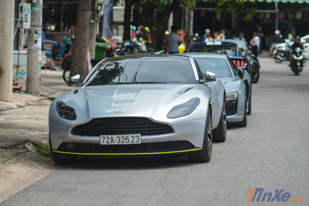 Cặp đ&ocirc;i si&ecirc;u xe Aston Martin DB11 V8 v&agrave; Audi R8 V10 Plus đỗ ph&iacute;a tr&ecirc;n