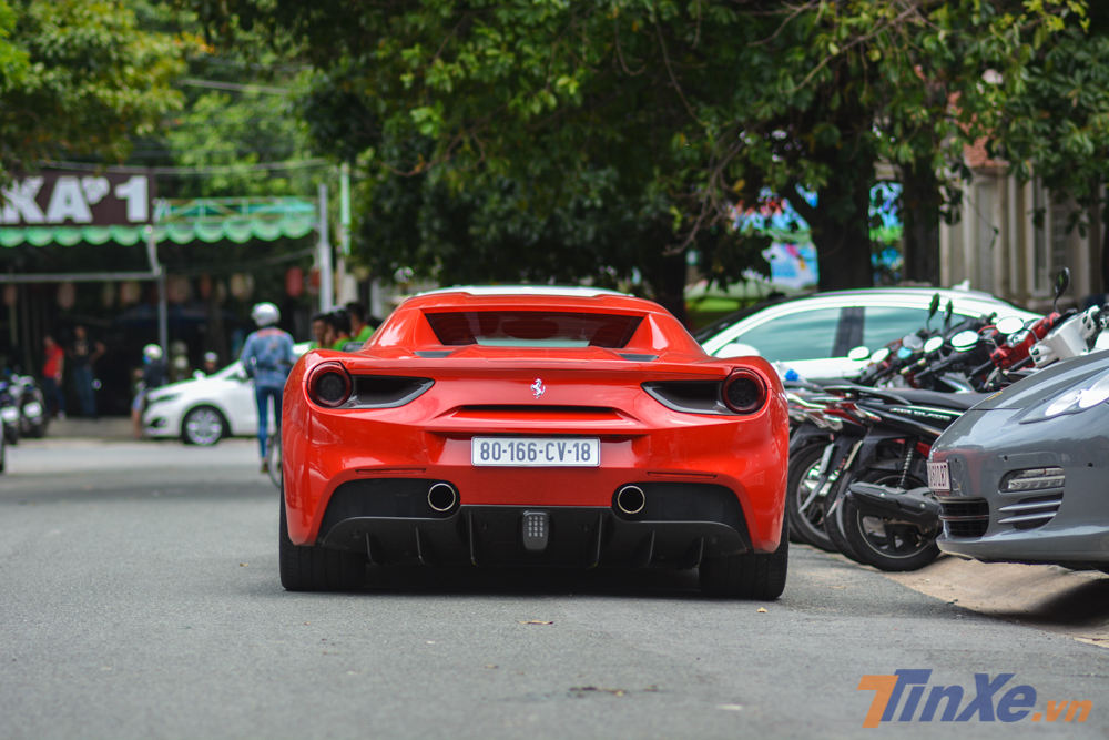 Si&ecirc;u xe Ferrari 488 Spider đỗ ri&ecirc;ng một m&igrave;nh