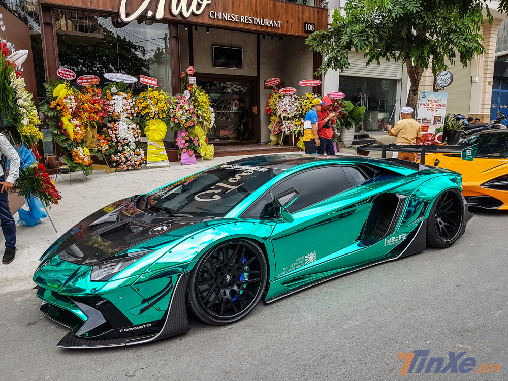 Ngoài bản độ Liberty Walk, siêu xe Lamborghini Aventador Limited Edition 50 còn có bộ áo màu xanh lam crôm vô cùng nổi bật và bắt mắt.