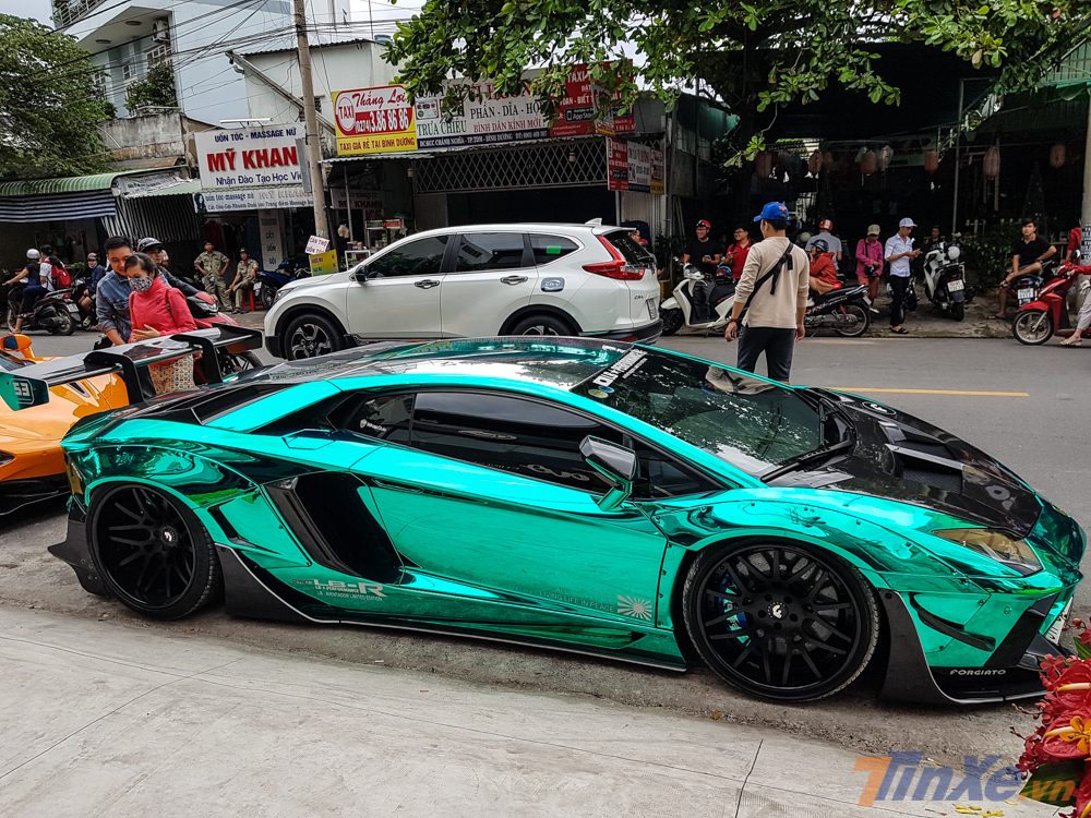 Lamborghini Aventador Limited Edition 50 vẫn sử dụng khối động cơ V12, dung tích 6.5 lít, sản sinh công suất tối đa 700 mã lực