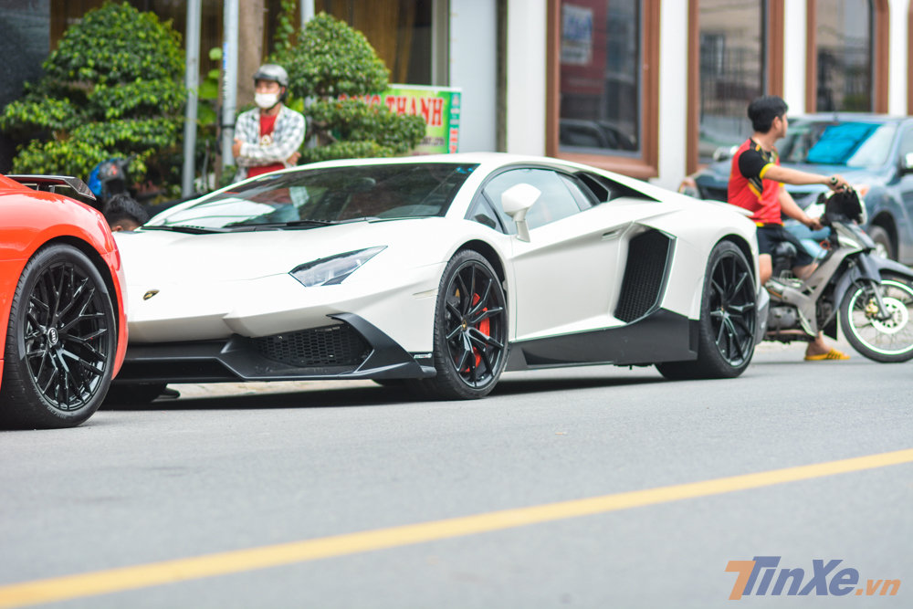 siêu xe Lamborghini Aventador LP700-4 độ body kit bản giới hạn LP720-4 50º Anniversario chỉ mới được vận chuyển từ Hà Nội vào trong Nam vào tối qua