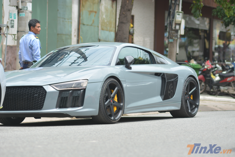 Audi R8 V10 Plus này từng của Cường Đô-la nhưng nay đã được chủ mới thay đổi bộ áo sang màu xám xi-măng