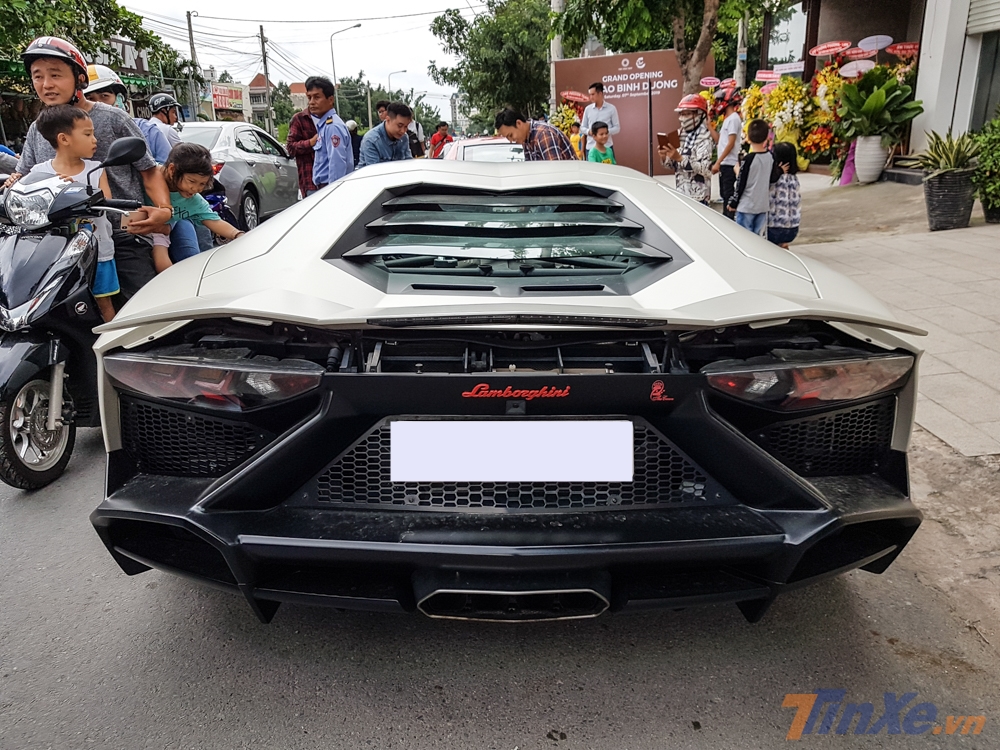 Cận cảnh vẻ đẹp của siêu xe Lamborghini Aventador LP700-4 độ body kit bản giới hạn LP720-4 50º Anniversario nhìn từ phía đuôi xe