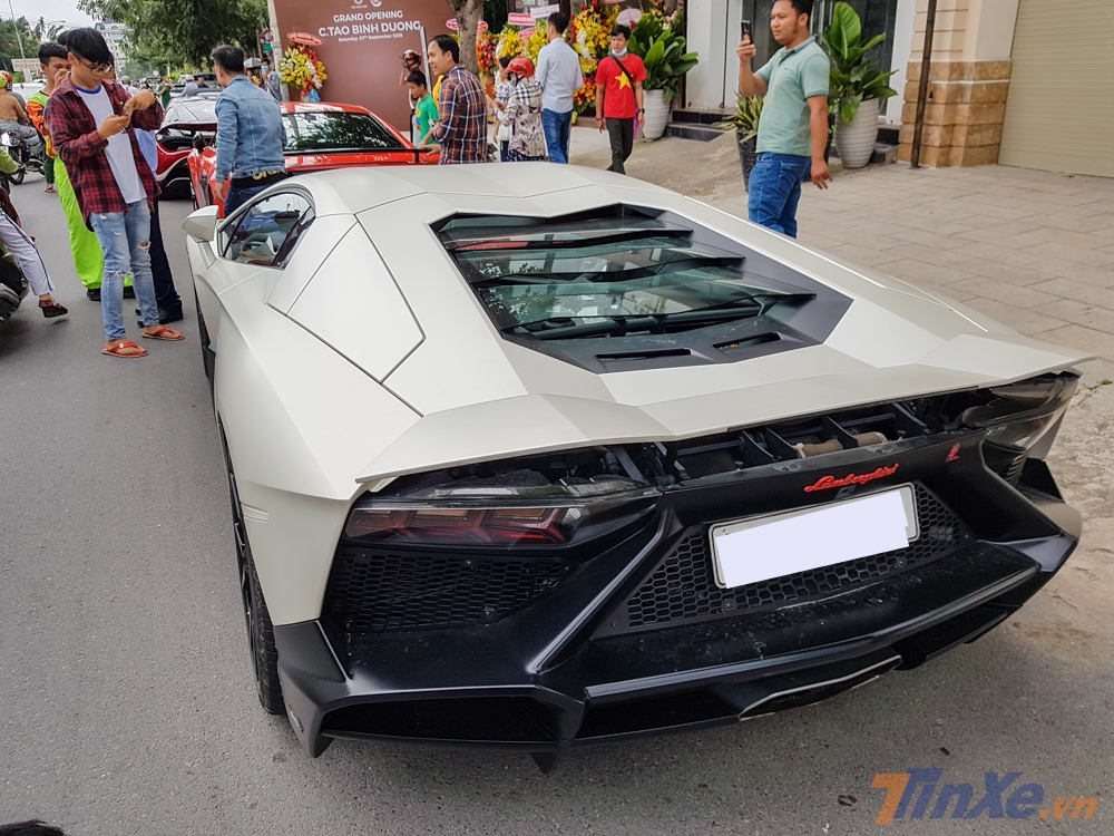 Đây cũng là lần đầu tiên chiếc siêu xe Lamborghini Aventador LP700-4 độ body kit bản giới hạn LP720-4 50º Anniversario tụ tập cùng các thành viên Car Passion