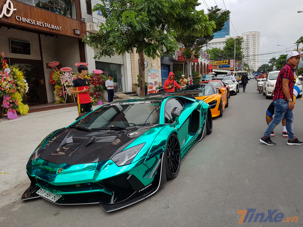 Dàn siêu xe đắt đỏ của nhà giàu Việt tụ tập về Bình Dương mừng Cường Đô-la khai trương nhà hàng thứ 3