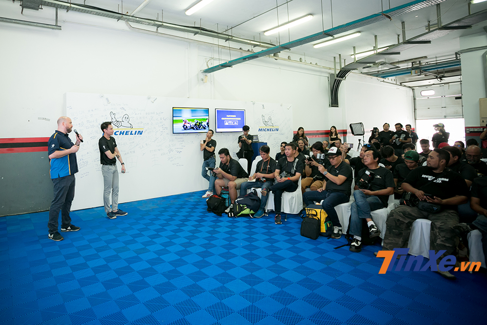 Các phóng viên, nhà báo khu vực Đông Nam Á có mặt tại buổi ra mắt lốp Michelin Pilot Street 2 tại Malaysia. Các phóng viên, nhà báo khu vực Đông Nam Á có mặt tại buổi ra mắt lốp Michelin Pilot Street 2 tại Malaysia.