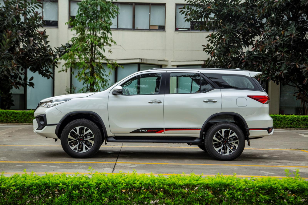 Về mặt trang bị, Toyota Fortuner TRD 2019 sẽ không khác biệt với phiên bản thường chỉ trừ ngoại hình