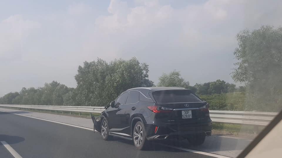 Chiếc SUV hạng sang Lexus RX bị hỏng kh&aacute; nặng phần đầu xe
