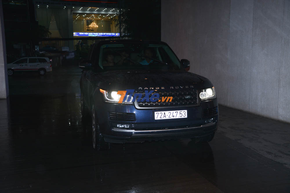 Kh&aacute;ch đến dự tiệc cưới con g&aacute;i Minh Nhựa c&ograve;n đi tr&ecirc;n những chiếc SUV hạng sang kh&aacute;c của Range Rover