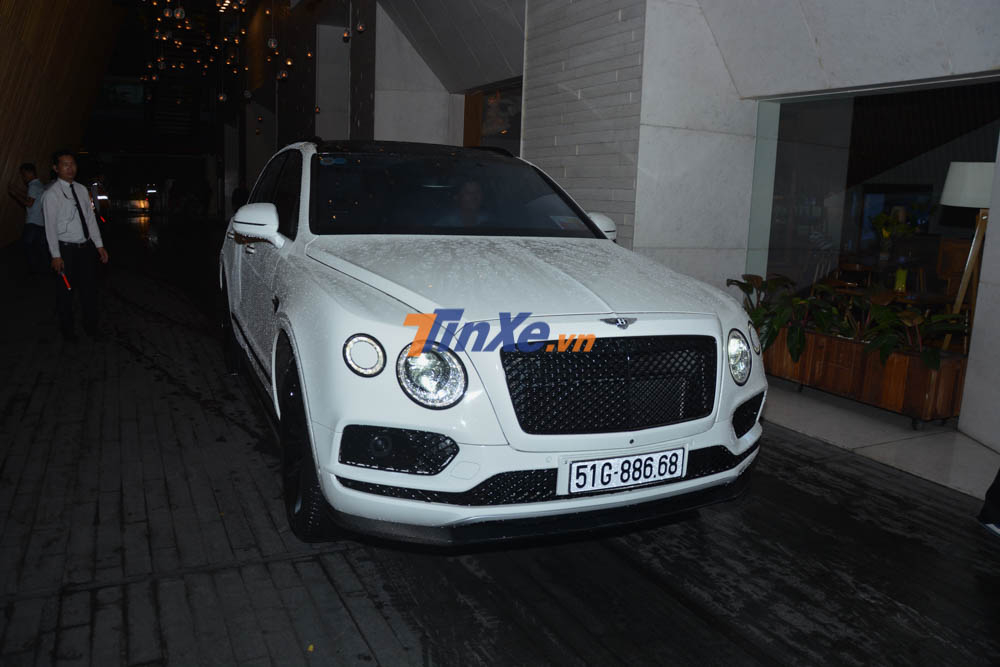 Bentley Bentayga của mẹ c&ocirc; d&acirc;u cũng nhanh ch&oacute;ng c&oacute; mặt