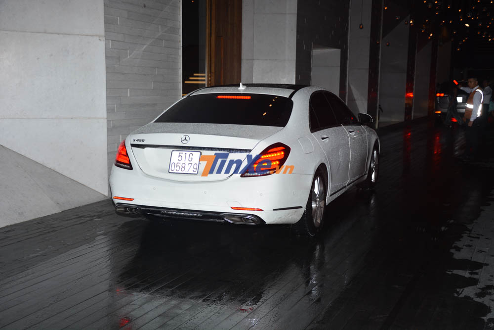 Chiếc xe sang Mercedes-Benz S450 đảm nhận c&ocirc;ng t&aacute;c đưa đ&oacute;n Trấn Th&agrave;nh