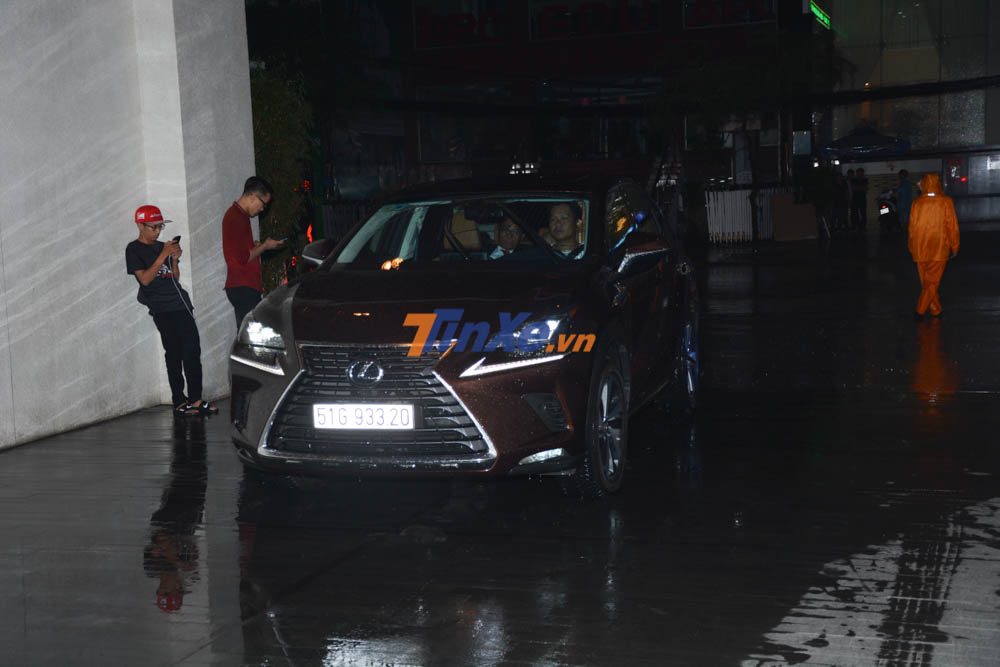 Một chiếc SUV hạng sang Lexus RX. Ngo&agrave;i ra c&ograve;n c&oacute; Lexus LX570