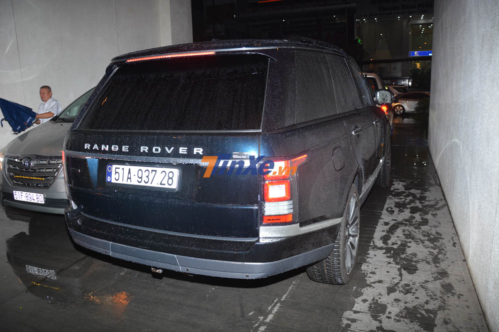 &Ocirc;ng chủ c&ocirc;ng ty nhập khẩu si&ecirc;u xe quận 5, bạn th&acirc;n của Minh Nhựa l&aacute;i Range Rover Autobiography đến dự tiệc cưới