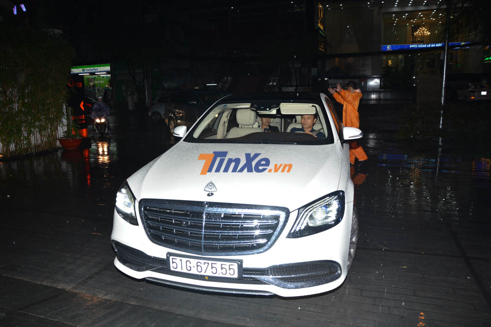 Phan Th&agrave;nh ngồi ở h&agrave;ng ghế ph&iacute;a sau của Mercedes-Maybach S450 4 Matic