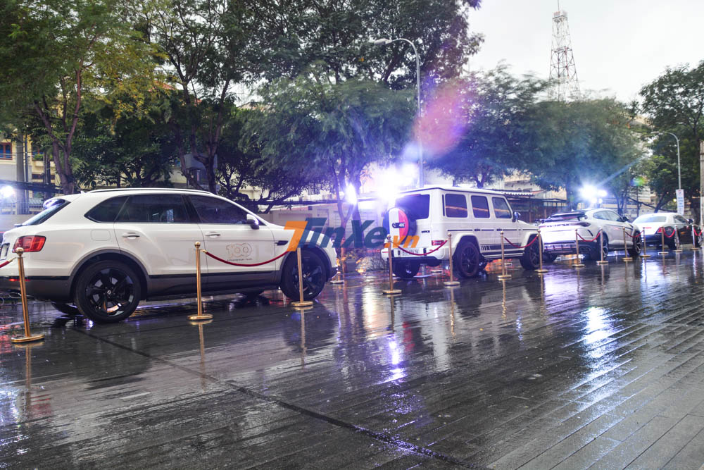 Đo&agrave;n xe n&agrave;y ban đầu c&oacute; 4 chiếc nối đu&ocirc;i nhau v&agrave; 3 trong số đ&oacute; l&agrave; d&ograve;ng xe SUV c&ugrave;ng mang m&agrave;u trắng