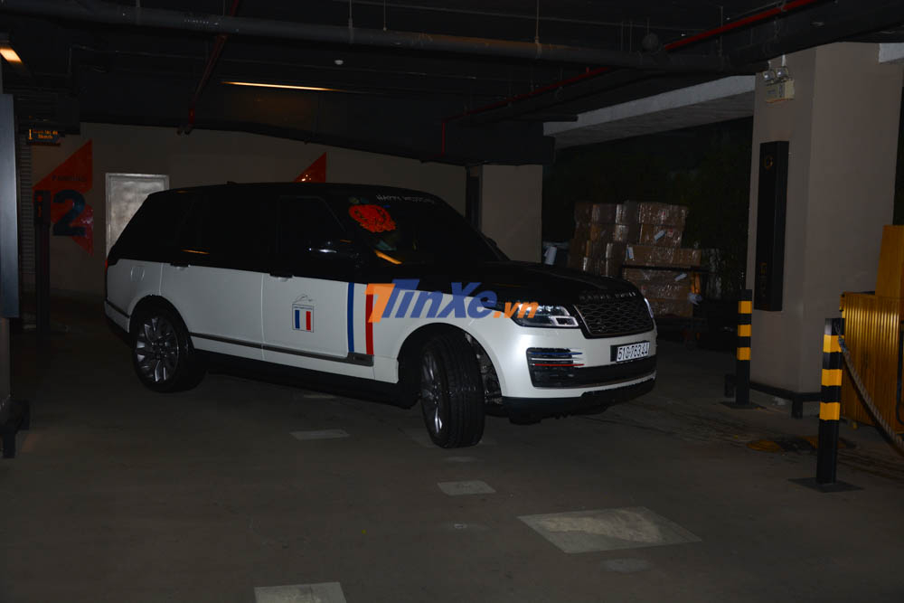 Range Rover Autobiography LWB 2018 của gia đ&igrave;nh Minh Nhựa đến đ&aacute;m cưới gần 18 giờ tối. Chiếc xe n&agrave;y chở bố mẹ của Minh Nhựa.