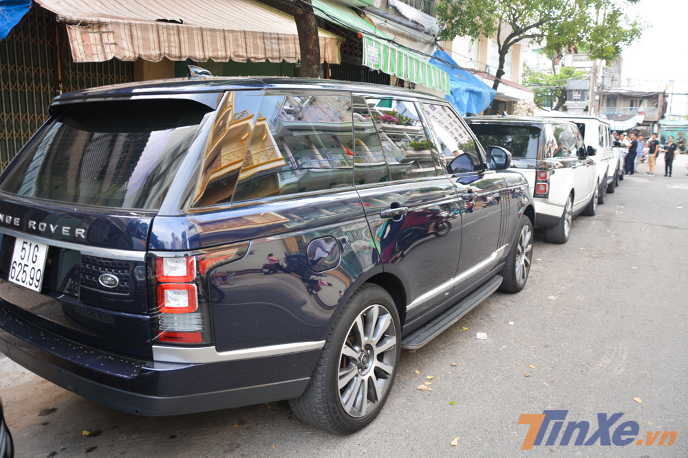 Một chiếc Range Rover Autobiography trong buổi rước d&acirc;u con g&aacute;i Minh Nhựa