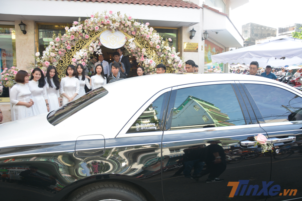 Ngoại thất chiếc Rolls-Royce Ghost n&agrave;y được d&aacute;n lại th&ecirc;m m&agrave;u trắng ở nắp cap&ocirc;, n&oacute;c xe v&agrave; cốp đu&ocirc;i xe