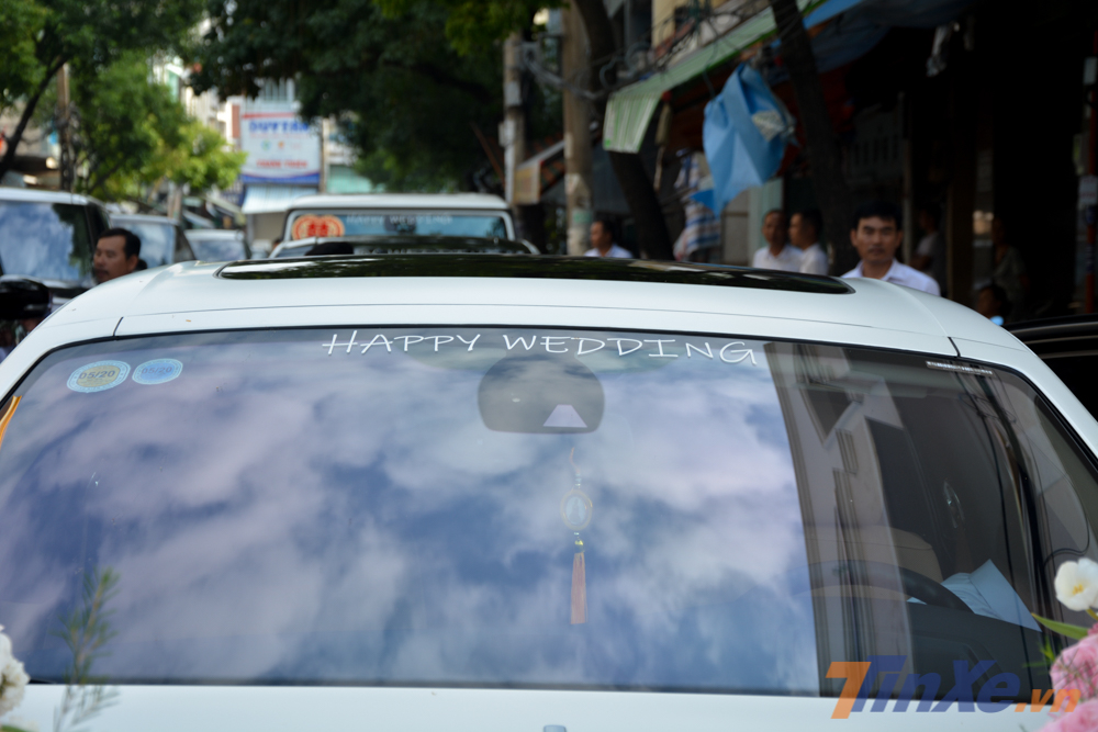 Tr&ecirc;n k&iacute;nh chắn gi&oacute; c&oacute; xuất hiện d&ograve;ng chữ Happy Wedding