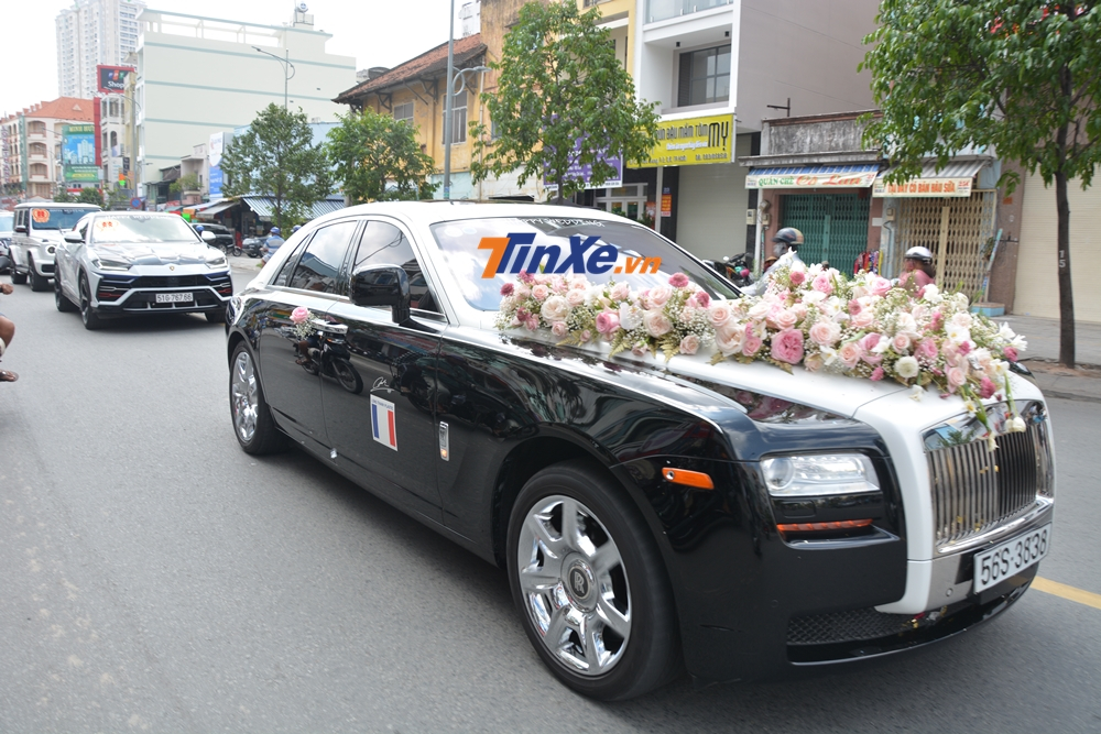 Sau đ&oacute;, chiếc Rolls-Royce Ghost lại tiếp tục đưa đ&oacute;n con g&aacute;i v&agrave; con rể của Minh Nhựa quay trở lại nh&agrave; trai để l&agrave;m lễ.