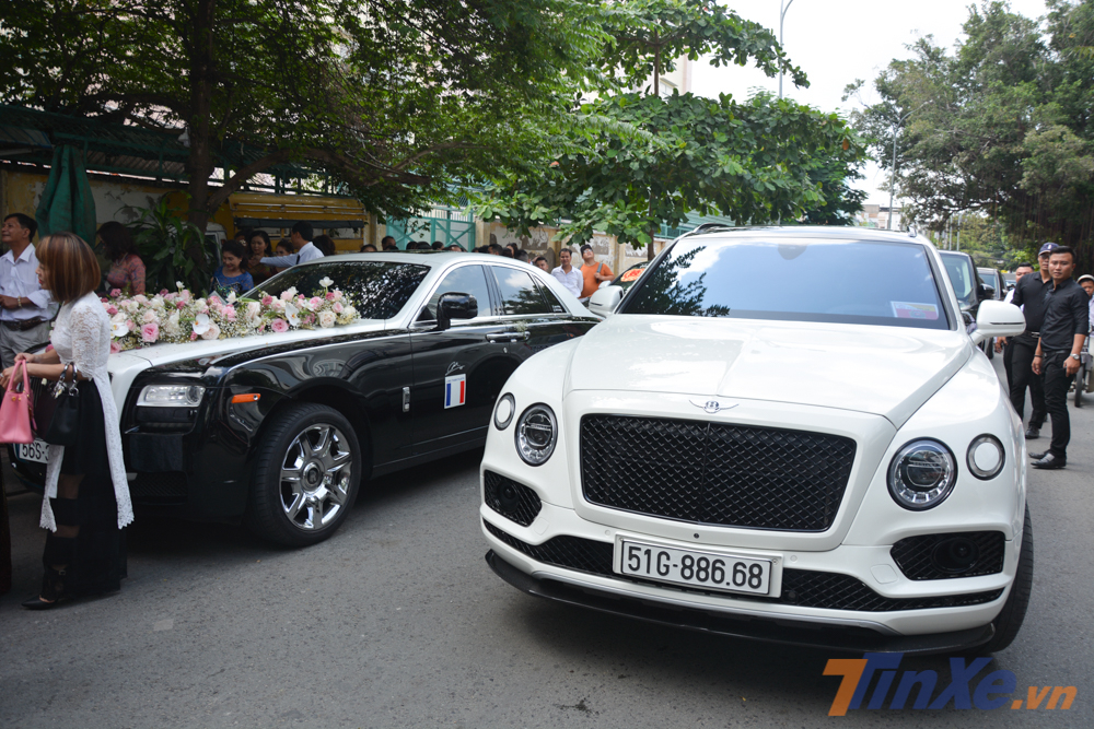 Dàn xe dâu đỗ tại một con hẻm gần nhà chú rể. Dẫn đầu là Rolls-Royce của gia đình Minh Nhựa và chiếc SUV siêu sang Bentley Bentayga của mẹ ruột cô dâu