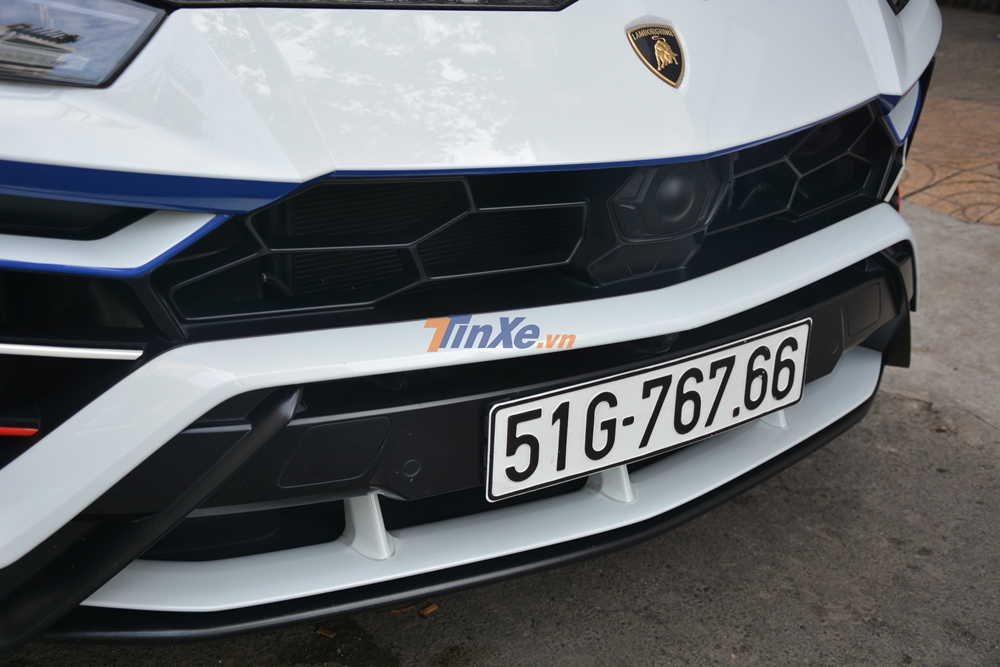 chiếc si&ecirc;u SUV Lamborghini Urus được Minh Nhựa phối lại bộ &aacute;o thứ hai mang ba m&agrave;u l&agrave; xanh dương, trắng v&agrave; đỏ tương tự như Quốc kỳ nước Ph&aacute;p