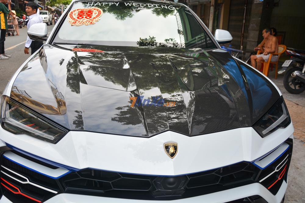 Đầu ti&ecirc;n phải kể đến l&agrave; bộ nắp cap&ocirc; ph&iacute;a trước Full Carbon của Mansory chế tạo d&agrave;nh ri&ecirc;ng cho si&ecirc;u SUV Lamborghini Urus.