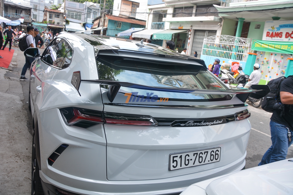 Chưa hết, si&ecirc;u SUV hơn 23 tỷ đồng của Minh Nhựa c&ograve;n được bổ sung th&ecirc;m c&aacute;ch gi&oacute; đu&ocirc;i k&eacute;p ph&iacute;a sau xe.