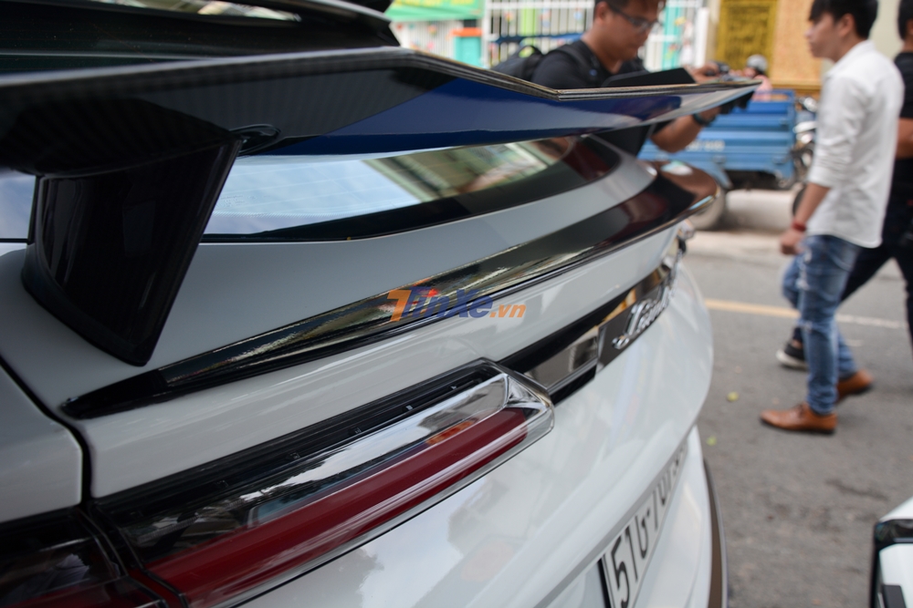 Nếu để &yacute; kỹ sẽ thấy dưới c&aacute;nh gi&oacute; khổng lồ bằng carbon Mansory tr&ecirc;n si&ecirc;u SUV Lamborghini Urus của Minh Nhựa c&ograve;n c&oacute; một đu&ocirc;i c&aacute;