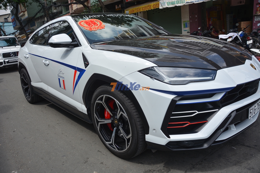 Si&ecirc;u SUV Lamborghini Urus của Minh Nhựa mới được n&acirc;ng cấp l&ecirc;n g&oacute;i độ body kit bằng sợi carbon của Mansory vẫn được trang bị động cơ xăng V8