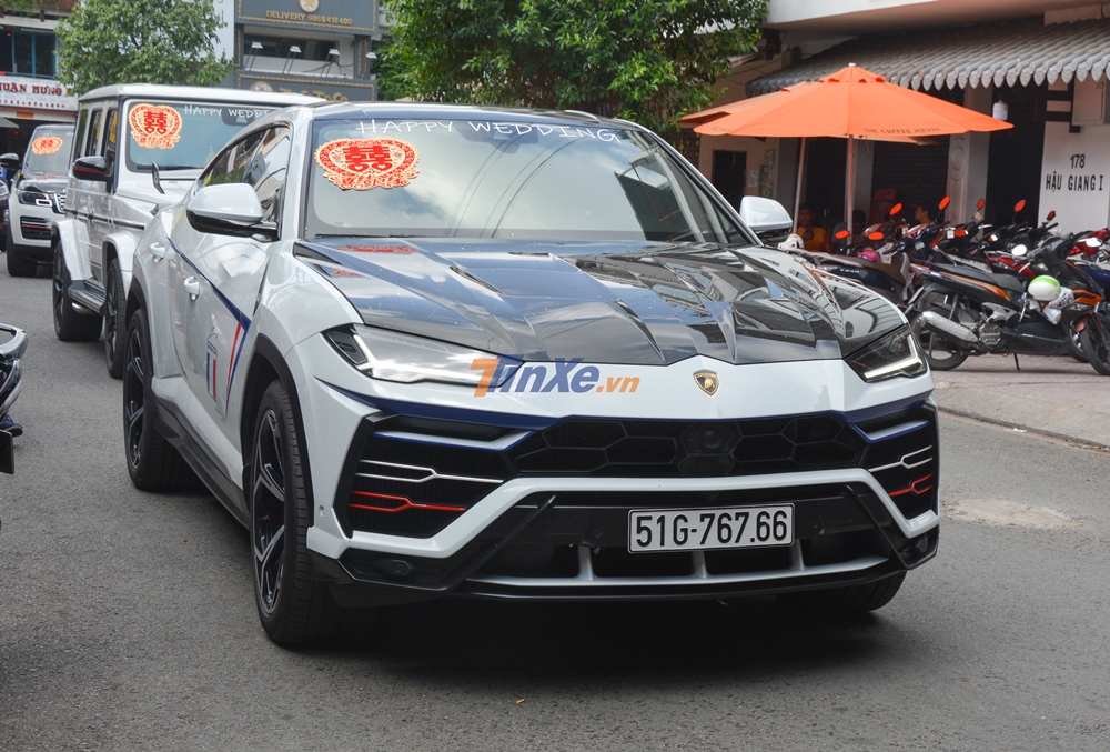 Được biết, chiếc Lamborghini Urus n&agrave;y mới được doanh nh&acirc;n 8X n&acirc;ng cấp l&ecirc;n g&oacute;i độ Mansory rất ấn tượng v&agrave; độc đ&aacute;o. 