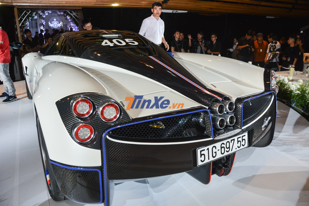 Ngoại thất thần gi&oacute; Pagani Huayra của Minh Nhựa được d&aacute;n đổi m&agrave;u từ cam sang trắng