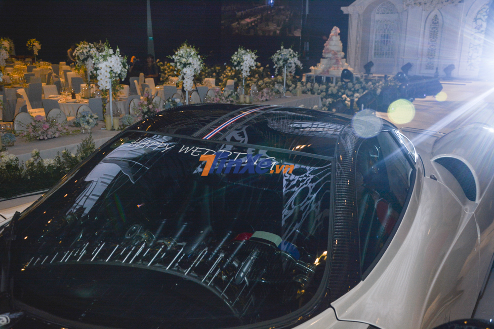 D&ograve;ng chữ Happy Wedding tr&ecirc;n k&iacute;nh chắn gi&oacute; xe