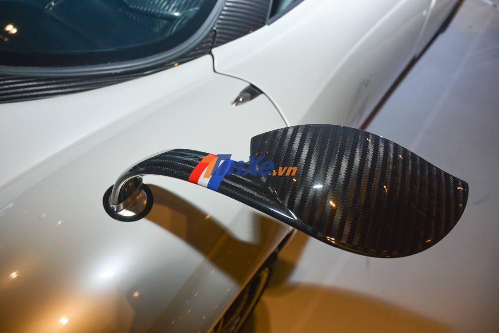 Logo c&ocirc;ng ty Minh Nhựa tr&ecirc;n gương chiếu hậu bằng carbon