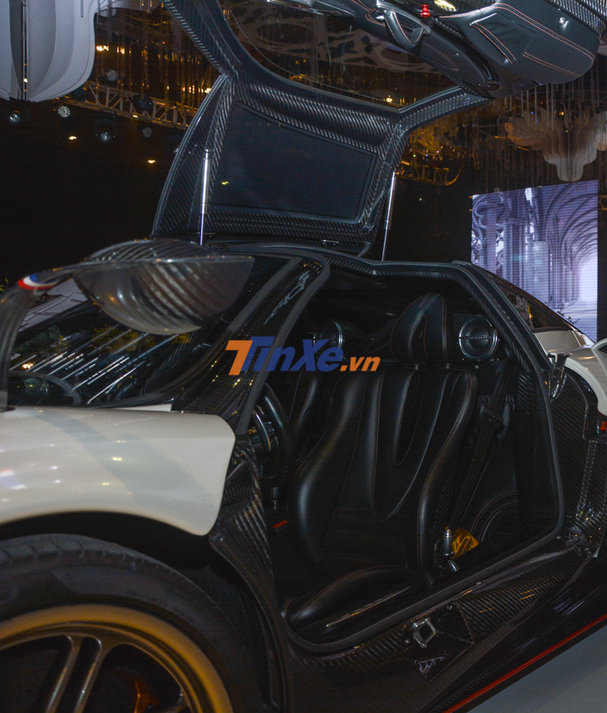 Ghế l&aacute;i si&ecirc;u xe Pagani Huayra của Minh Nhựa