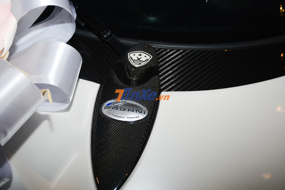  Pagani Huayra của Minh Nhựa được trang bị khối động cơ V12, dung t&iacute;ch 6.0 l&iacute;t 