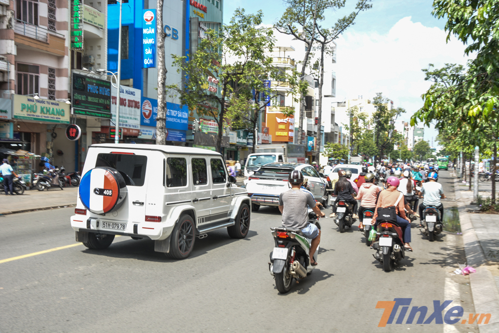 Quãng đường di chuyển sang nhà con rể của Minh Nhựa chỉ khoảng 3 km nhưng đoàn xe mất gần 25 phút