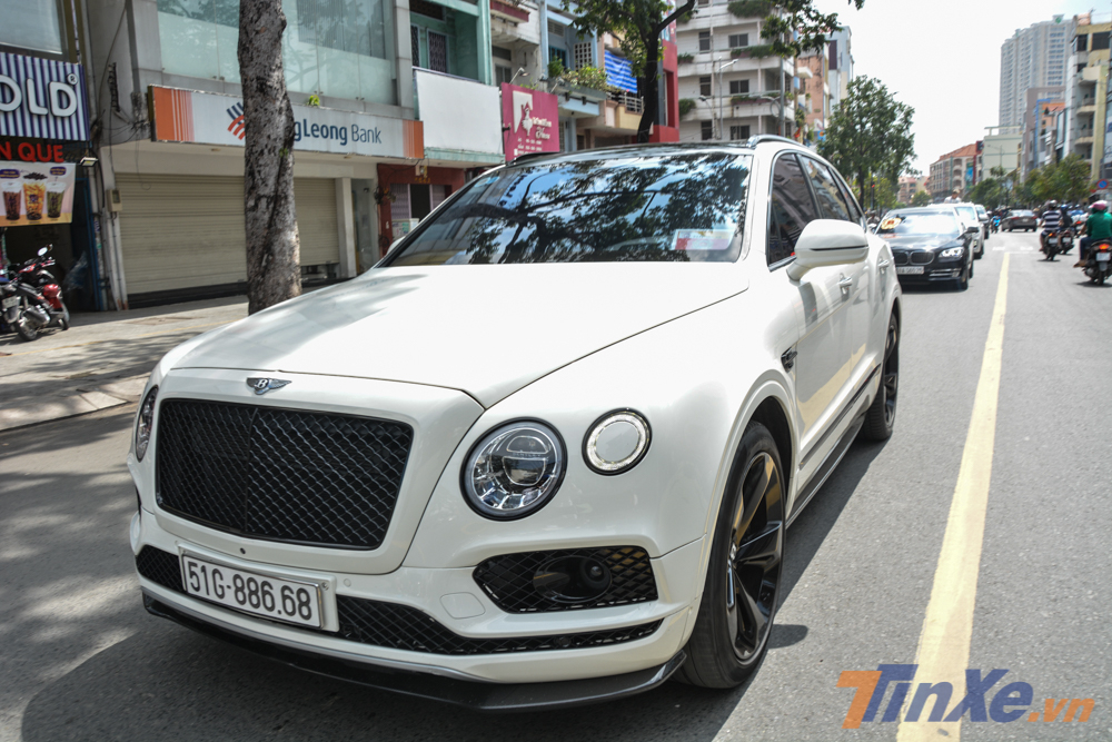 Chiếc Bentley Bentayga của mẹ cô dâu được độ lại carbon và thay ống xả độ