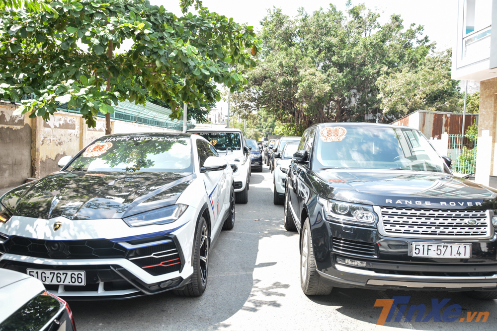 Xếp ngay phía sau là Lamborghini Urus và một chiếc SUV hạng sang của Range Rover