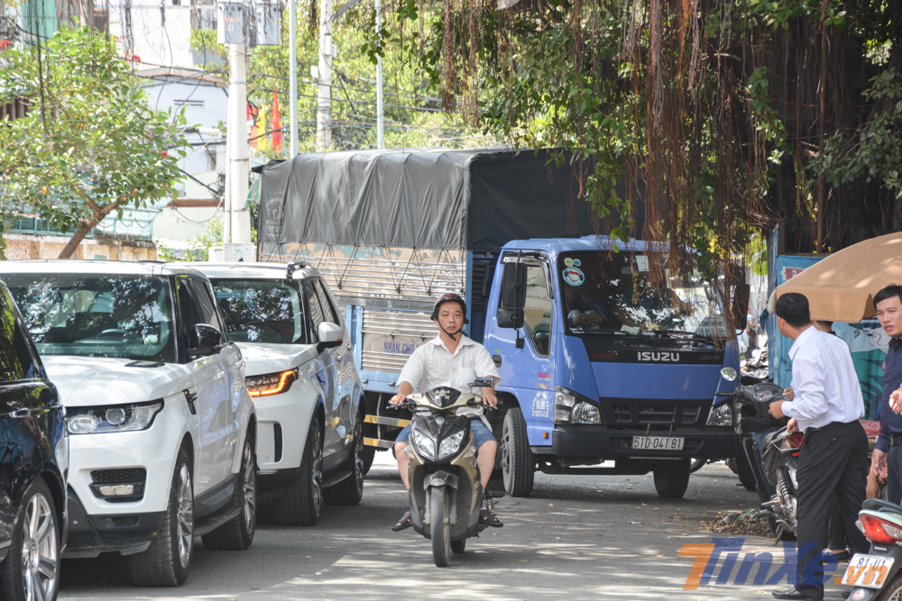 Do đoàn xe đỗ thành 2 hàng nên gây không ít khó khăn cho các phương tiện khác lưu thông
