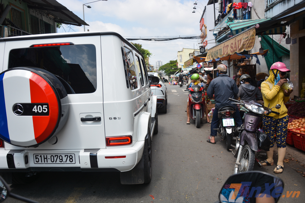 Đoàn xe di chuyển từ nhà của gia đình Minh Nhựa