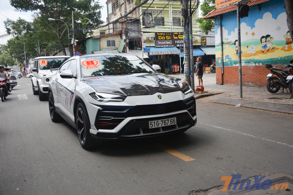Siêu SUV Lamborghini Urus đảm nhận việc hộ tống Minh Nhựa và bố mẹ đẻ