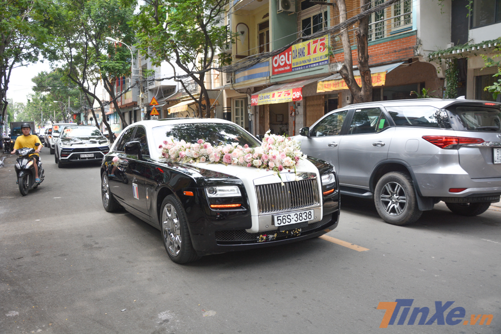 Hơn 18 chiếc xe khủng của gia đình Minh Nhựa nối đuôi nhau sang nhà con rể