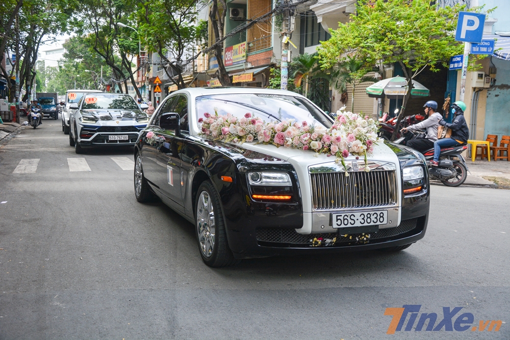 Xe dẫn đoàn là chiếc Rolls-Royce Ghost Series I chở theo cô dâu và chú rể. Chiếc xe siêu sang này hay được bố của Minh Nhựa sử dụng