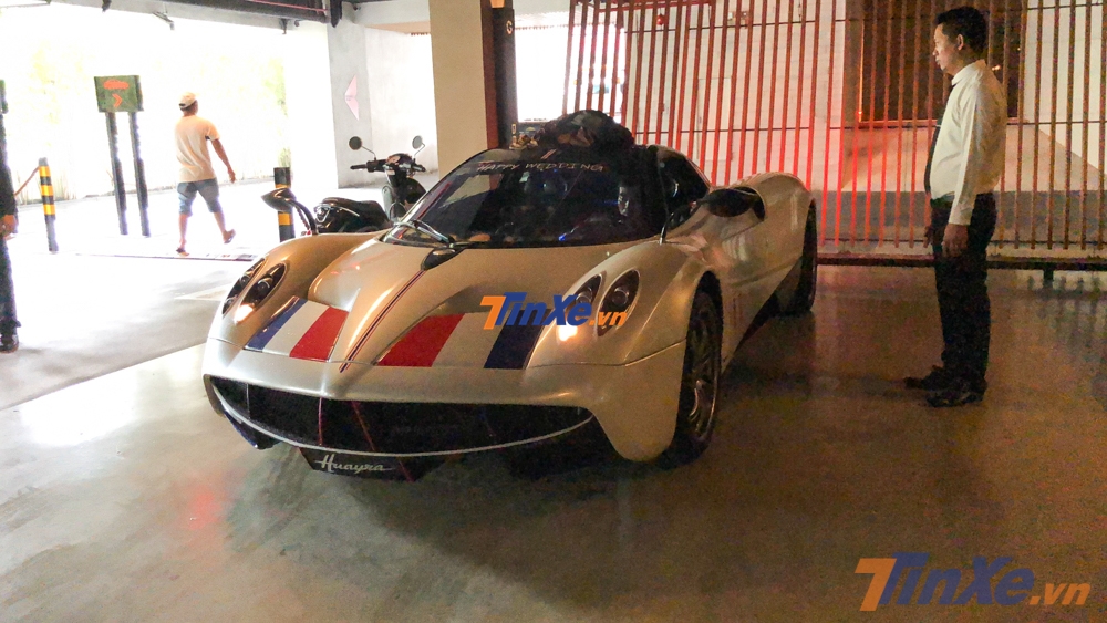 Pagani Huayra di chuyển l&ecirc;n tầng cao để chuẩn bị đem v&agrave;o trưng b&agrave;y ở tiệc cưới